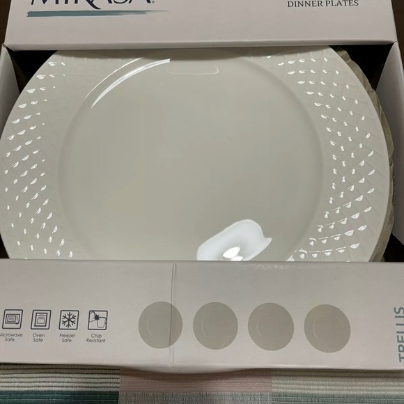 New In Box Mikasa Trellis Bone China White Dinner Plates, Set of 4 - Picture 6 of 7